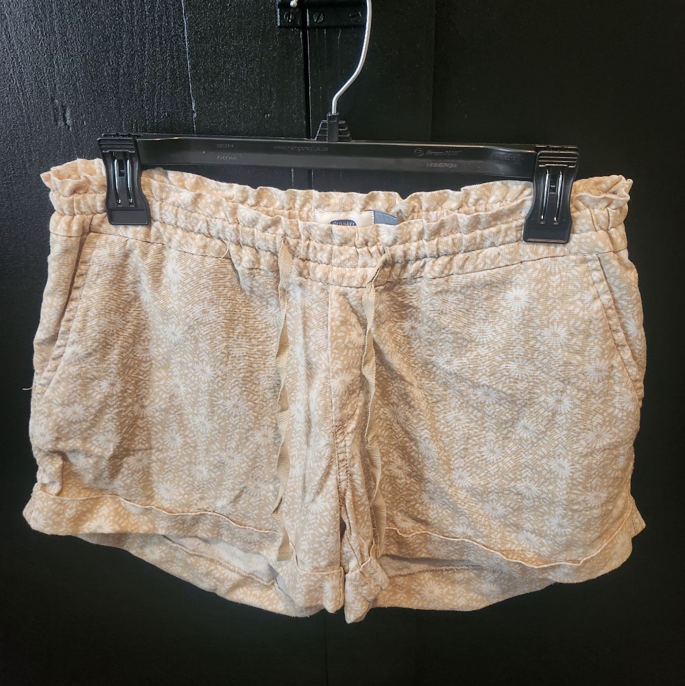 Old Navy cream colored shorts with white flowers~size S